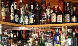 Kradli drogi alkohol ze sklepów. W ciągu miesiąca wynieśli nie mniej niż 60 butelek
