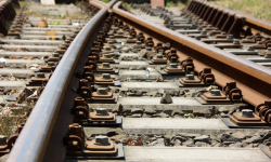 Pociąg potrącił mężczyznę. Utrudnienia na torach