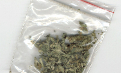 17-latek ukradł auto i jechał po pijaku. Ujawniono kolejne osoby z narkotykami [raport policji]