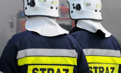 Płonęła sadza w kominie. Strażacy pomagali też ratownikom i policji w otwarciu mieszkania