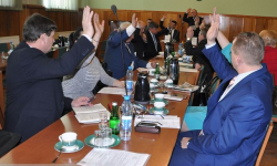 Radni powiatowi oddali działkę za darmo. Mówiono też o „dzikich” źródełkach wody i harcerstwie