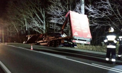 Z ciężarówki wypięła się naczepa z karmą dla psów