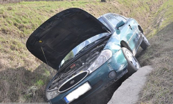 Osobówka w rowie na krajowej ósemce [AKTUALIZACJA]