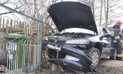 Peugeot uderzył w przydrożny płot. Jedna osoba w szpitalu