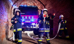 Sesja strażaków-ochotników i druhen z Budzowa. Biorą udział w konkursie