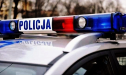 Dachowanie w Kletnie, auto zjechało do strumyka. Dwie osoby poszkodowane