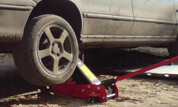 Samochód spadł z lewarka i przygniótł rękę mężczyźnie. Poszkodowany trafił do szpitala