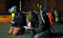 Pątnicy przeszli 42 kilometry. Ludzie zniczami torowali im drogę