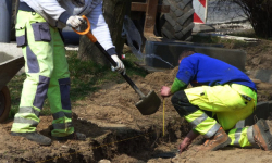 Remontują chodnik, basen i zatoczkę przystankową