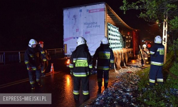 Z samochodu ciężarowego wypadło tysiące butelek z wodą. Trwają utrudnienia w ruchu