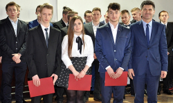 Opuścili mury szkolne z nagrodami finansowymi