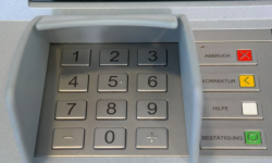 Policja szuka sprawców, którzy zniszczyli bankomat