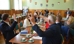 Zarząd powiatu otrzymał absolutorium. Fleszar „spełnił prośbę” starosty i złożył rezygnację