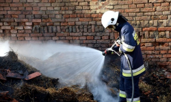 Pożar w ruinach stodoły. Interweniowało kilka zastępów straży pożarnej