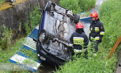 Wypadł z drogi, ściął barierki i wylądował w rzece