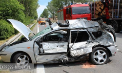 Groźne zderzenie na krajowej ósemce. Młoda kobieta jadąca osobówką wjechała pod ciężarówkę