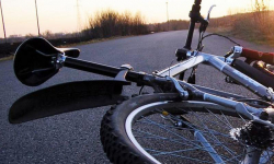 Zderzenie rowerzysty z samochodem osobowym. Kierowca jednośladu trafił do szpitala