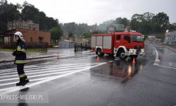 Krajowa ósemka zablokowana w obu kierunkach. Rozlana substancja ropopochodna