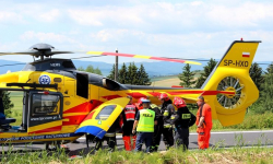 Na krajowej ósemce motocyklista uderzył w busa. Interweniuje śmigłowiec LPR [FOTO] [AKTUALIZACJA]