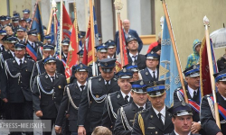 Kilkuset druhów i druhen przeszło ulicami Barda. Powiatowa Pielgrzymka Strażaków za nami [FOTO]
