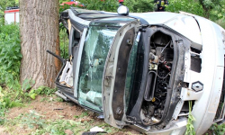 Osobówka i motocykl wypadły z drogi. Kierujący stracili panowanie nad pojazdami na śliskiej drodze