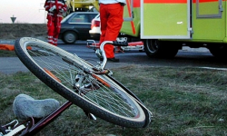 Nastolatek zjechał rowerem pod nadjeżdżające auto. Trafił do szpitala