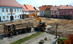 Koparka zdziera starą kostkę. Zmiany w organizacji ruchu