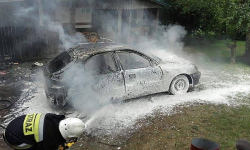 W Laskach spłonął samochód osobowy. Możliwe podpalenie