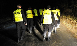 Nastolatek zgubił się w lesie. W nocy szukali go policjanci i rodzina