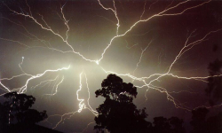 IMGW ostrzega przed burzami. Lokalnie może wystąpić grad