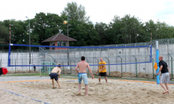 Więźniowie grają w siatkówkę plażową