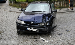 Zderzenie osobówki z busem w Ząbkowicach Śląskich. Zablokowana ul. Ziębicka