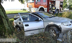 Stracił panowanie nad pojazdem, uderzył w drzewo i zatrzymał się w polu