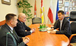 Członkowie koła łowieckiego u starosty