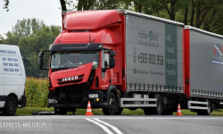 Samochód ciężarowy uderzył w tył busa na krajowej ósemce [FOTO]