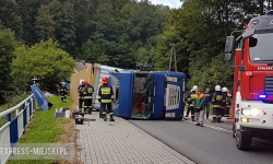 W Mąkolnie wywrócił się ciągnik siodłowy [FOTO]