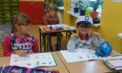 Policjanci dbają o bezpieczeństwo uczniów. Odwiedzają też szkoły i prowadzą lekcje