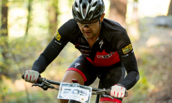 Rowerowe ściganie w Bardzie. Ósma edycja zawodów MTB Jesień w Mieście Cudów [FOTO]