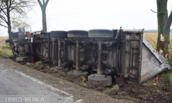 Ciężarówka złapała pobocze i przewróciła się na pobliskie pole [FOTO]