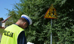 Policjanci i zarządcy sprawdzają drogi