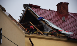 Uszkodzone dachy, zablokowane drogi, powalone drzewa [raport strażaków]