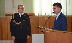 Na sesji starosta pożegnał komendanta straży pożarnej. Omówiono też temat oświaty [FOTO]