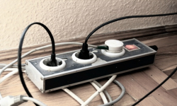23-latek podłączył instalację elektryczną do kontaktu na korytarzu. Mógł doprowadzić do pożaru