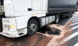 Z uszkodzonego samochodu ciężarowego wyciekł olej. Interweniowali strażacy