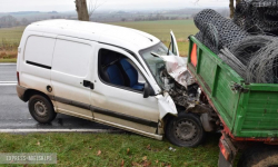 Stracił panowanie nad pojazdem i wjechał w przyczepę traktora [FOTO]