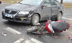 Zderzenie osobówki ze skuterem. Kierowca jednośladu w szpitalu [FOTO] [AKTUALIZACJA]