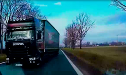 Wyprzedzał samochodem ciężarowym „na trzeciego”. O krok od czołówki [VIDEO]