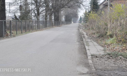Auta jeżdżą po chodniku - twierdzą mieszkańcy. Wójt uważa, że poszerzenie drogi nie jest konieczne