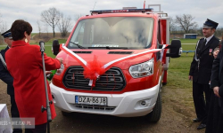 Uroczyste przekazanie i poświęcenie nowego samochodu dla strażaków-ochotników z Ożar [FOTO]