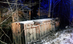 Utrudnienia na trasie Opolnica-Wojbórz. Samochód dostawczy wypadł z drogi